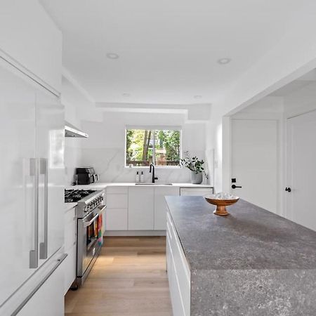 Modern Kitsilano 2 Bedroom Home With A Hot Tub Vancouver Exterior photo