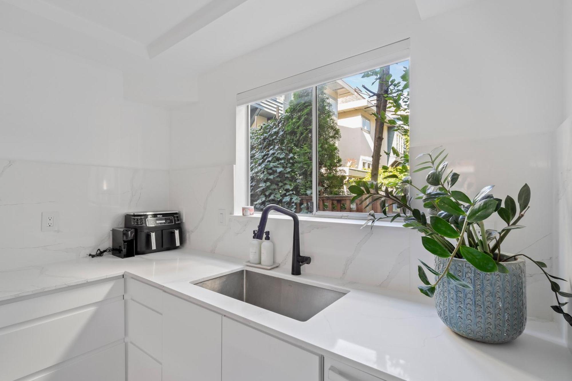 Modern Kitsilano 2 Bedroom Home With A Hot Tub Vancouver Exterior photo