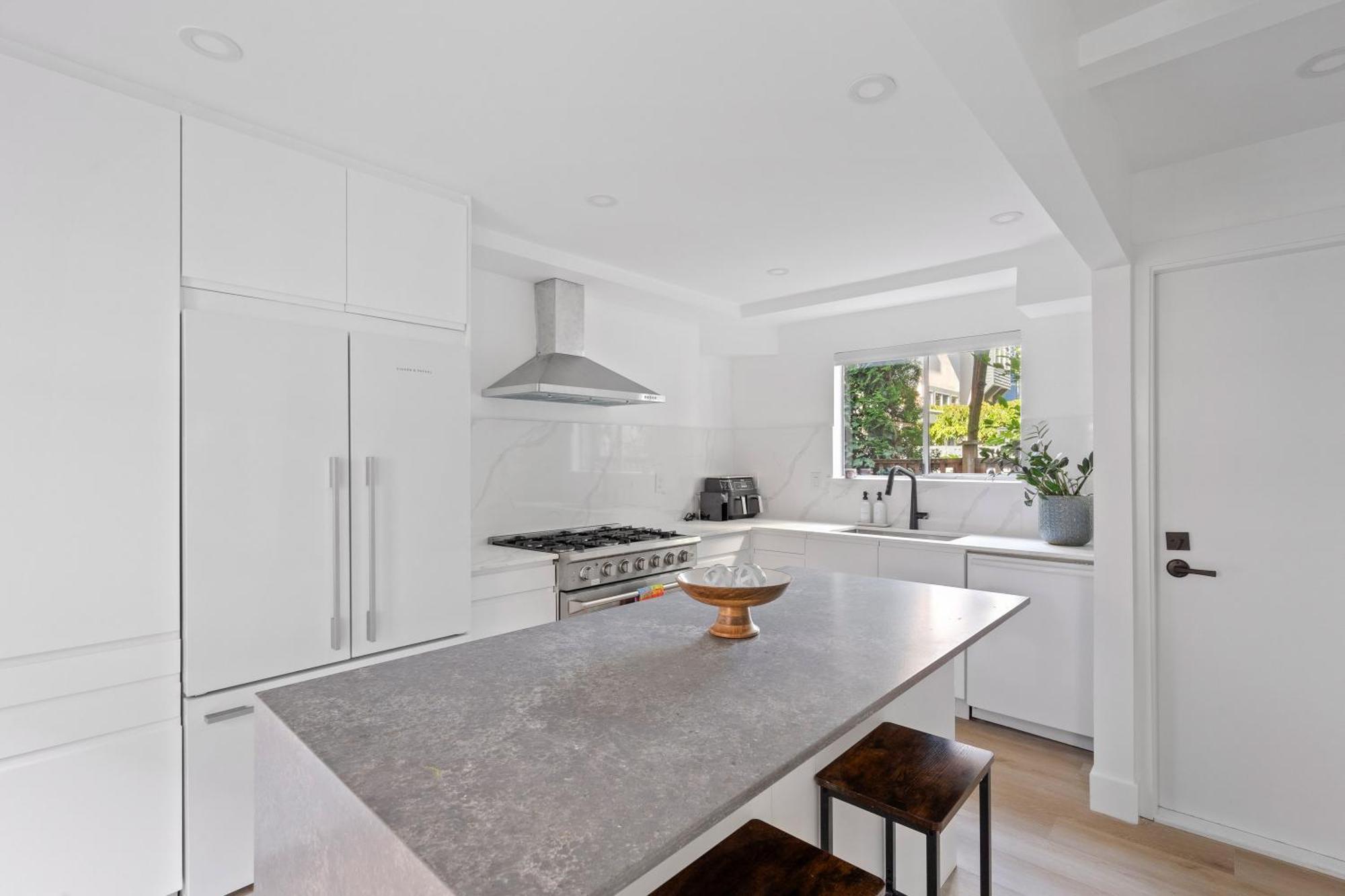 Modern Kitsilano 2 Bedroom Home With A Hot Tub Vancouver Exterior photo